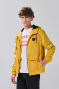 Chaqueta unicolor liviana con doble bolsillo y capota